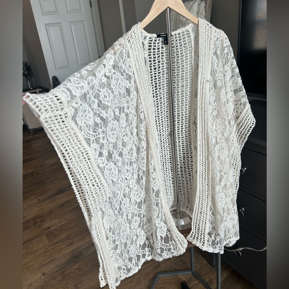 LACE RUANA/PONCHO - Picture 2 of 4